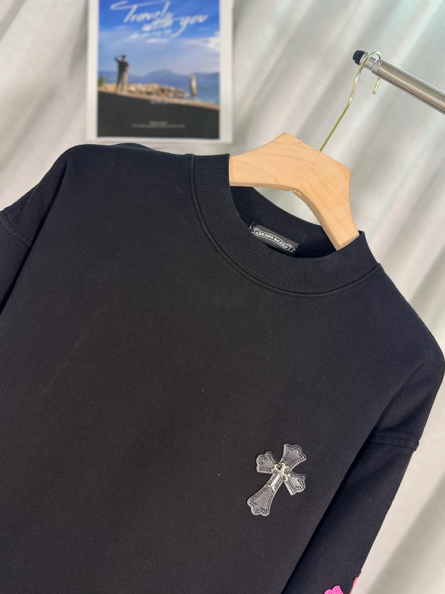 P260 top version, real shot without P, ​​different from market currency) 𝗖𝗵𝗿𝗼𝗺𝗲 𝗛𝗲𝗮𝗿𝘁𝘀/Cro Heart 2025 washed patch embroidery autumn and winter new original single counter American laser burnt 3D three-dimensional color embroidered couple casual sweatshirt 👑The highest version! Customized fabric 420g tripe terry fabric! American acid-washed and distressed original fabric laser burnt ✟appliqué embroidery and exquisite embroidery of letters! The best-selling model in the counter, very comfortable to wear. Accessories: original molded and authenticated collar label➕100% silk wash label. Genuine purchase-grade original hangtag➕matching hanging rope➕3D hanging beads➕original packaging bag. Craftsmanship: The original version has consistent wiring! The highest version of the armhole matching technique! Color: White Black Size: S M L XL Style No.: 9303